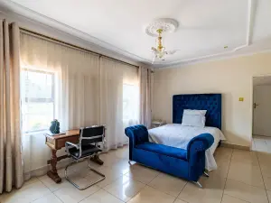 6 Bedroom House to Rent in Borrowdale