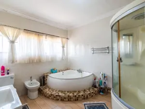 6 Bedroom House to Rent in Borrowdale