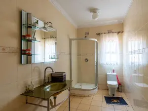 6 Bedroom House to Rent in Borrowdale