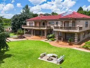 6 Bedroom House to Rent in Borrowdale