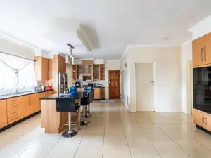 6 Bedroom House to Rent in Borrowdale