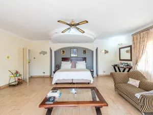 6 Bedroom House to Rent in Borrowdale