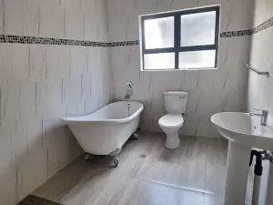 4 Bedroom House to Rent in Greendale North