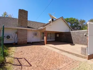 4 Bedroom House to Rent in Highlands