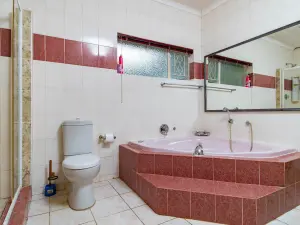 5 Bedroom House to Rent in Mandara