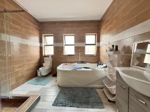 5 Bedroom House to Rent in Arlington