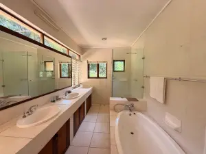 4 Bedroom House to Rent in Alexandra Park