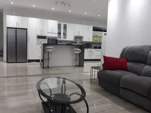 7 Bedroom House to Rent in Pomona