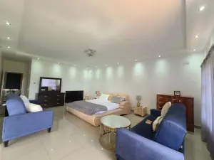 7 Bedroom House to Rent in Pomona