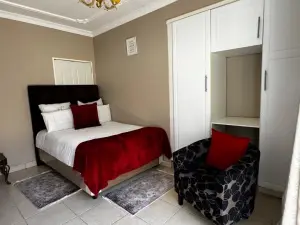 6 Bedroom House to Rent in Borrowdale