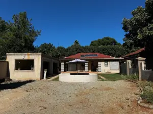 6 Bedroom House to Rent in Borrowdale