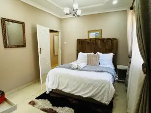 6 Bedroom House to Rent in Borrowdale