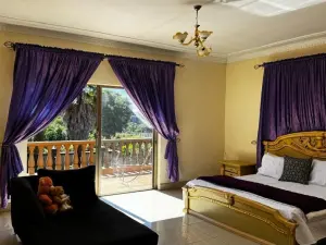 6 Bedroom House to Rent in Borrowdale