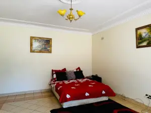 6 Bedroom House to Rent in Borrowdale