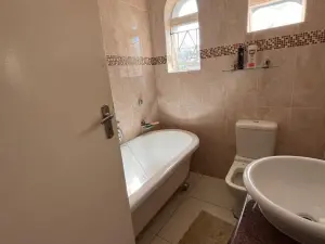 5 Bedroom House to Rent in Helensvale