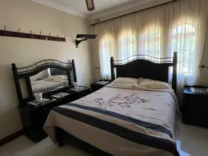 5 Bedroom House to Rent in Helensvale