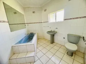 5 Bedroom House to Rent in Borrowdale West