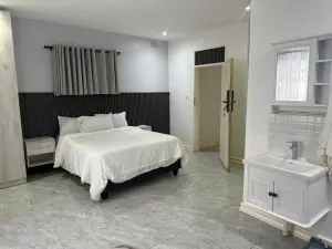 6 Bedroom House to Rent in Highlands