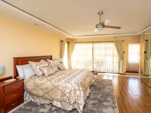 6 Bedroom House to Rent in Greystone Park