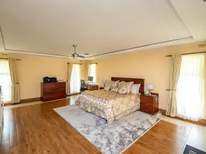 6 Bedroom House to Rent in Greystone Park