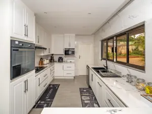 6 Bedroom House to Rent in Greystone Park