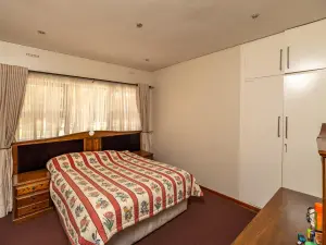 6 Bedroom House to Rent in Greystone Park