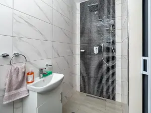 6 Bedroom House to Rent in Greystone Park