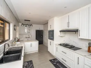 6 Bedroom House to Rent in Greystone Park