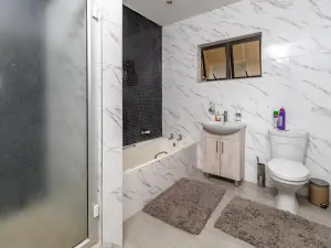 6 Bedroom House to Rent in Greystone Park