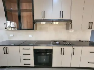 4 Bedroom House to Rent in Manresa