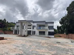 8 Bedroom House to Rent in Greystone Park