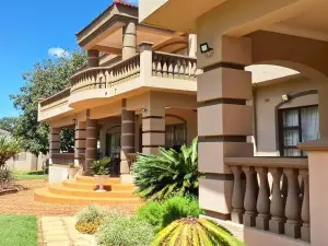 6 Bedroom House to Rent in Borrowdale Brooke