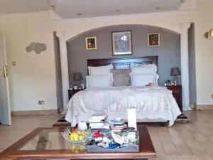 6 Bedroom House to Rent in Borrowdale Brooke