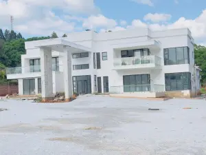 8 Bedroom House to Rent in Greystone Park