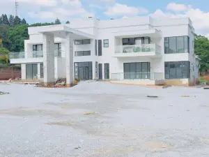 8 Bedroom House to Rent in Greystone Park