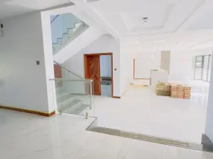 8 Bedroom House to Rent in Greystone Park