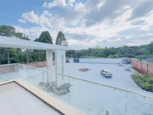 8 Bedroom House to Rent in Greystone Park