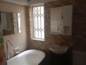 2 Bedroom House to Rent in Avenues