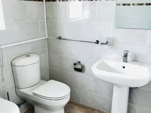 6 Bedroom House to Rent in Manresa