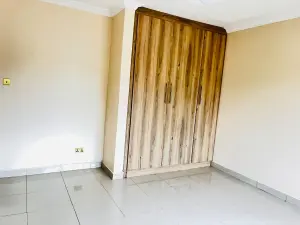 6 Bedroom House to Rent in Manresa