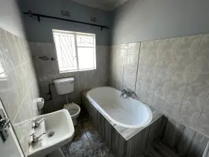 3 Bedroom Cottage/Garden Flat to Rent in The Grange