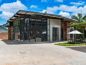 Retail/Shop to Rent in Borrowdale West