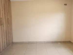 6 Bedroom House to Rent in Manresa