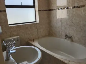 6 Bedroom House to Rent in Manresa