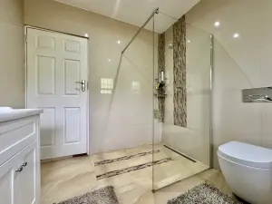 6 Bedroom House to Rent in Greystone Park