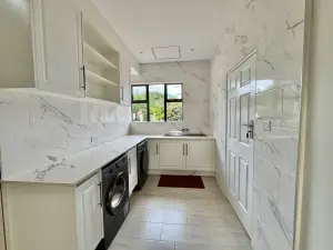 6 Bedroom House to Rent in Greystone Park