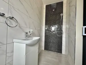 6 Bedroom House to Rent in Greystone Park