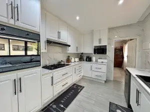 6 Bedroom House to Rent in Greystone Park