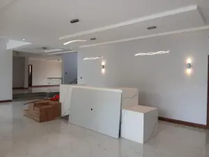 8 Bedroom House to Rent in Greystone Park