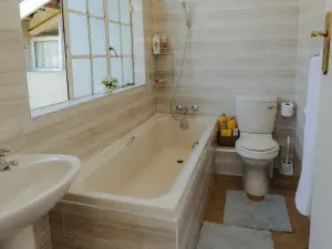 5 Bedroom House to Rent in Greystone Park